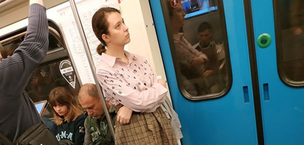 Yêu cầu nhường ghế trên tàu điện bị từ chối, cô gái tụt váy khiến hành khách kinh hãi