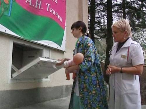 Thùng cứu trẻ sơ sinh bị bỏ rơi ở Nga