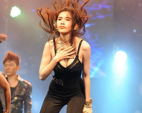 Thủy Tiên lại mặc áo kiệm vải cực sốc và sexy