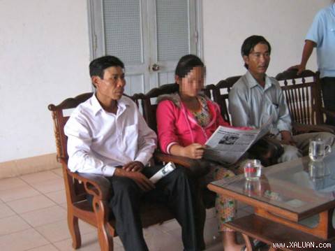 Bé gái 14 tuổi bị hai anh rể hại đời đã sinh con