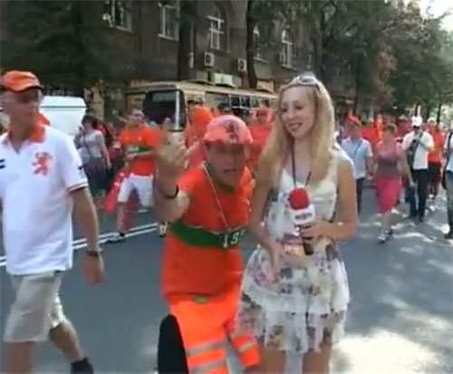 CĐV Hà Lan giật tung váy của nữ phóng viên nước chủ nhà