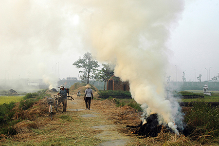 Hà Nội: Khói lửa bao trùm đại lộ Thăng Long