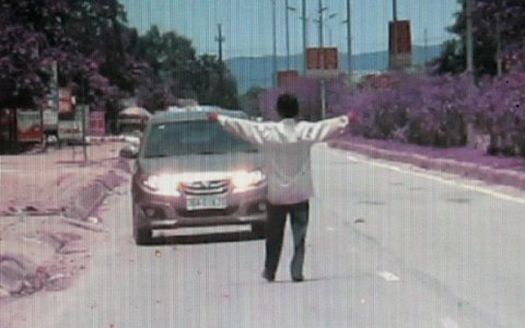 Sửng sốt cảnh một phụ nữ chặn ôtô lấy tiền