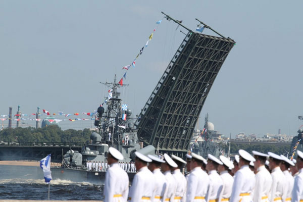 Kỷ niệm Ngày Hải quân Nga: Tàu chiến rầm rộ kéo về St. Petersburg