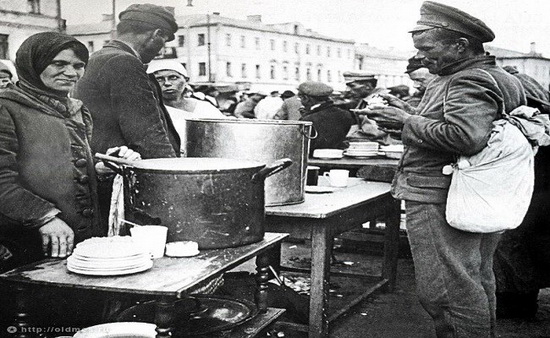 Nhộn nhịp cảnh bán hàng đường phố ở Moscow thời Liên Xô