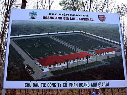 Những ông bầu cầm đèn chạy trước ô tô