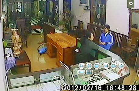 Rùng rợn clip nam thanh niên sát hại bà chủ tiệm vàng