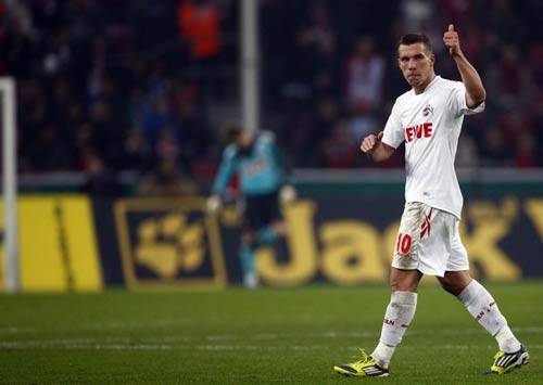 Bàn thắng được công nhận dù sút ra ngoài... cả mét