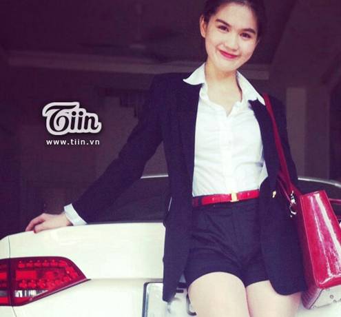 Ngọc Trinh khoe dáng nuột nà bên xế hộp