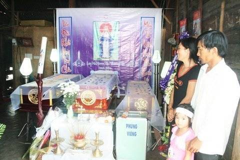 Ba chiếc quan tài trong căn nhà nhỏ...