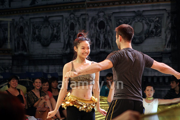 Minh Hằng đẹp rạng rỡ không cần make up