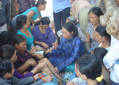 Ùn ùn vào rừng vái ngôi mộ 'chữa bách bệnh'