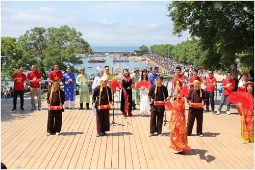 Người Việt diễu hành  kỷ niệm 155 năm ngày thành lập thành phố Vladivostok