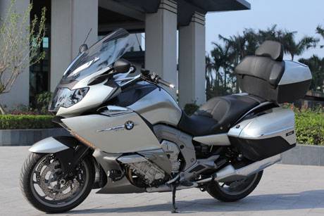 Tận mắt 'siêu môtô' tiền tỷ của BMW trên đường phố Hà Nội