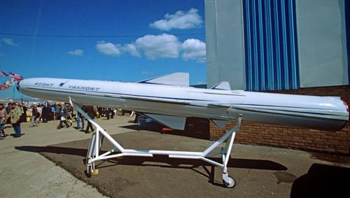 VN sẽ sản xuất tên lửa tầm bắn 300km