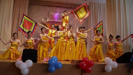 Sinh viên Nga múa hát nhạc Việt tại Festival văn hóa   Việt Nam ở thành phố Tula-LB Nga