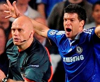 Chelsea - Barca: Trọng tài cẩn thận! Coi chừng bị dọa giết!