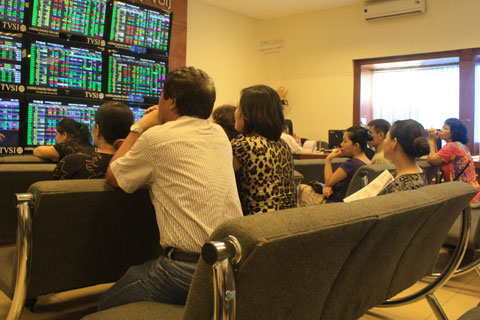 Đại gia tung hoành, lách luật trên ‘chợ” chứng khoán