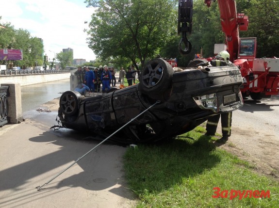 Moskva: Dũng cảm cứu người, lại bị trộm mất xe sang (tin video)