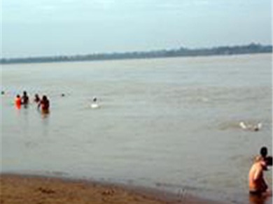 Clip: Người Hà Nội đổ ra sông Hồng giải nhiệt