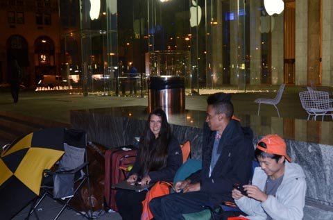 Bắt đầu xếp hàng chờ mua iPhone 5