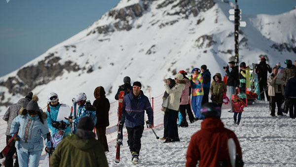 Hình ảnh nhộn nhịp ở khu trượt tuyết nổi tiếng hàng đầu của Nga