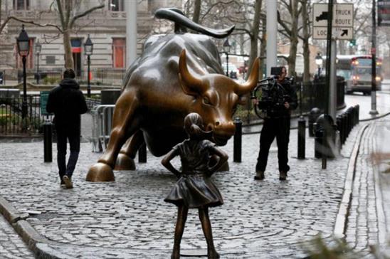 Ngày Quốc tế Phụ nữ: Bức tượng cô gái nhìn xuống chú bò tót phố Wall