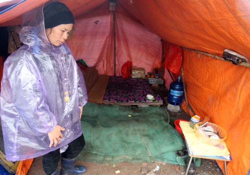 Phá nát, đập ban thờ tại lều nhà ông Đoàn Văn Vươn