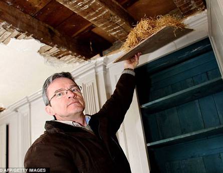 Phát hiện kho báu tiền vàng 1 triệu USD trên trần nhà