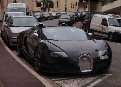 Siêu xe Bugatti mui trần của tỉ phú hàng đầu nước Nga