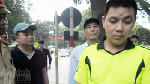 Bắt giam quái xế lăng mạ công an