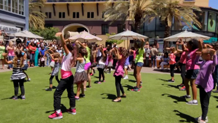 Thêm màn cầu hôn đình đám của cặp đôi gốc Việt