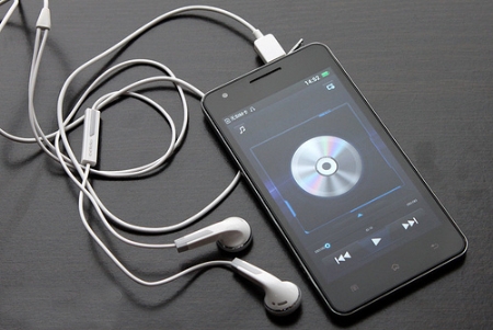 Smartphone mỏng nhất thế giới giá 8 triệu đồng