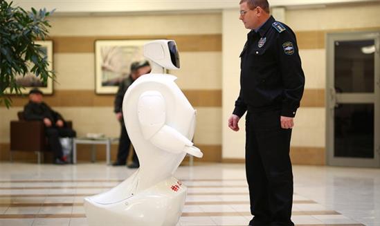 Ngộ nghĩnh chú robot đón khách tại nhà ga Nga