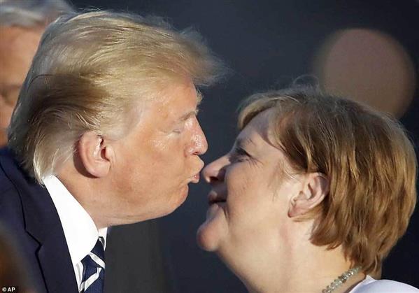 Khoảnh khắc bối rối của ông Trump khi hôn má bà Merkel tại Hội nghị G7