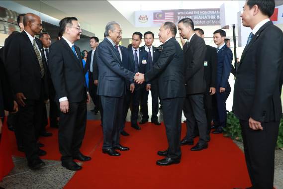 Thủ tướng Malaysia Mahathir Mohamad: “Xe VinFast rất khỏe, thiết kế đẹp, êm như xe điện”