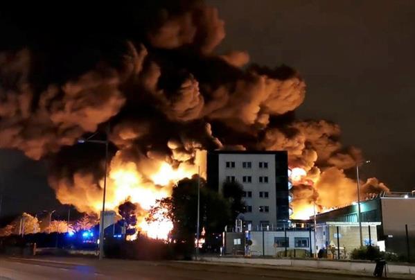 Cháy kinh hoàng ở nhà máy hóa chất, hàng loạt trường học đóng cửa
