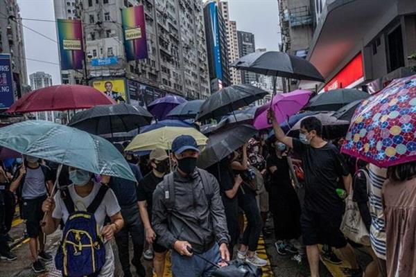 Hong Kong: Hàng chục nghìn người biểu tình phản đối lệnh cấm che mặt