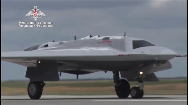Chiêm ngưỡng UAV S-70 ‘Okhotnik’ siêu hạng của Nga