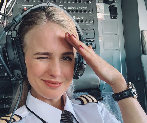 Cuộc sống của nữ phi công nổi tiếng trên Instagram
