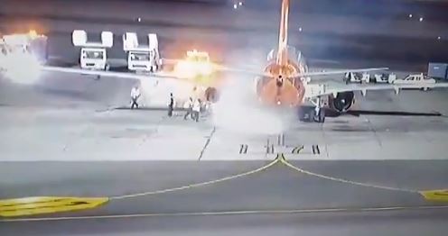 Video: Máy bay Ukraine bất ngờ bốc cháy khi hạ cánh ở Ai Cập