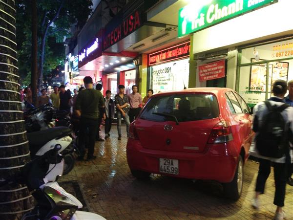Nữ tài xế mất lái, lao thẳng ô tô vào quán trà chanh ở trung tâm Hà Nội