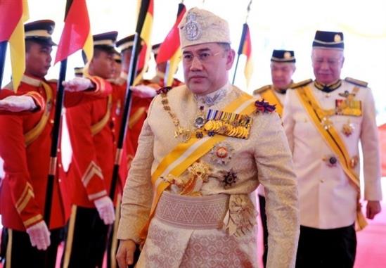 Muhammad V chính thức tuyên thệ trở thành nhà vua thứ 15 của Malaysia