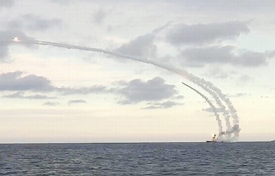 VIDEO: Xem tàu khu trục Nga 'trút mưa' tên lửa hành trình vào hang ổ IS