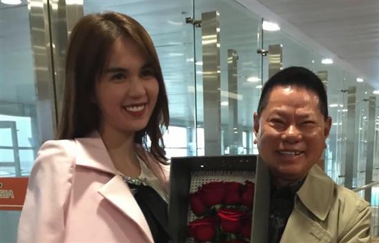 Tỷ phú Hoàng Kiều ôm eo, tặng hoa hồng cho Ngọc Trinh tại sân bay
