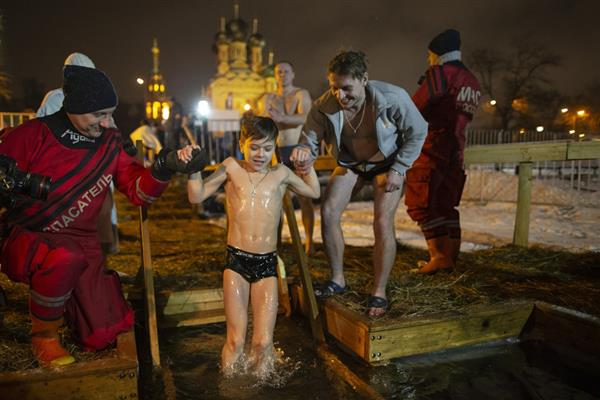 Người Nga ngâm mình xuống sông băng lạnh buốt trong Lễ Hiển linh