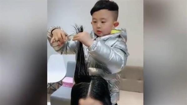 [Video] Thợ cắt tóc nhí 6 tuổi nổi tiếng khắp Trung Quốc