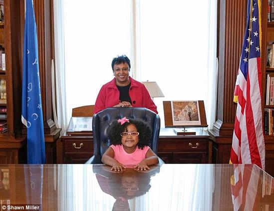 Ngả mũ kính phục bé gái 4 tuổi đọc hết 1.000 cuốn sách