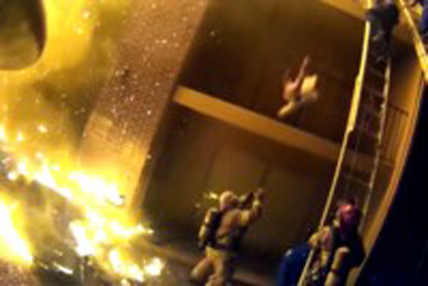 Video cảnh người cha tuyệt vọng ném con xuống từ tầng 3 tòa nhà cháy