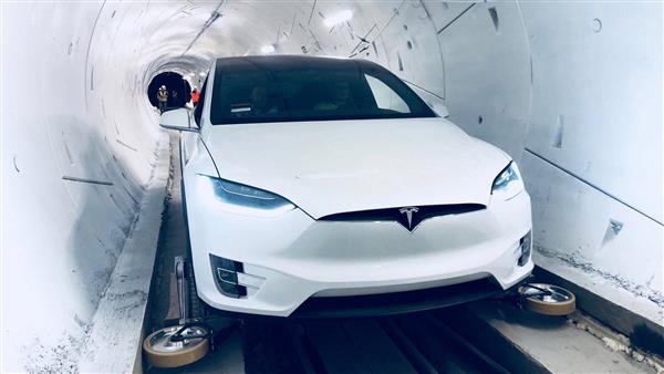 Cùng 1 đoạn đường, xe đi dưới ống ngầm của Elon Musk nhanh hơn 3 lần